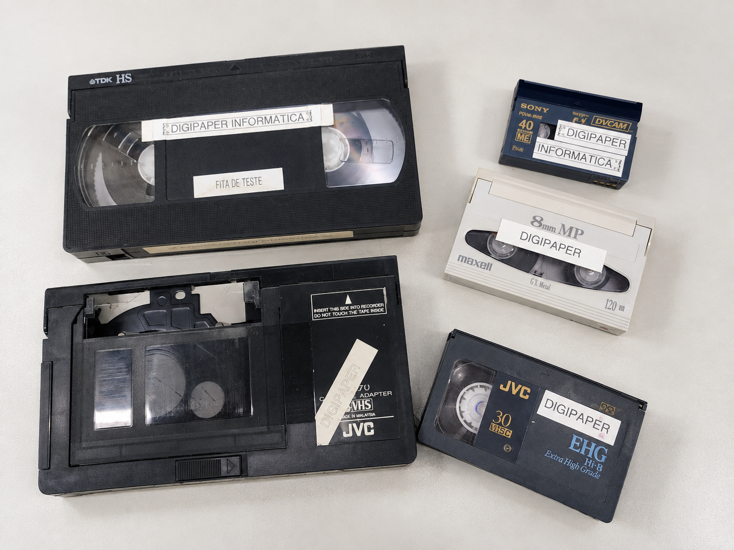 Fitas VHS, VHS-C, 8mm, Hi8 e MiniDV lado a lado